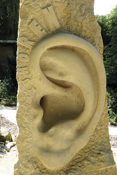 Begleitbild: Skulptur eines Ohrs