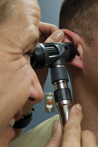 Begleitbild: Arzt untersucht Ohr