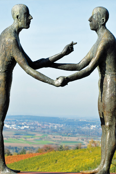 Begleitbild: Statue von zwei Personen, die sich die Hände schütteln