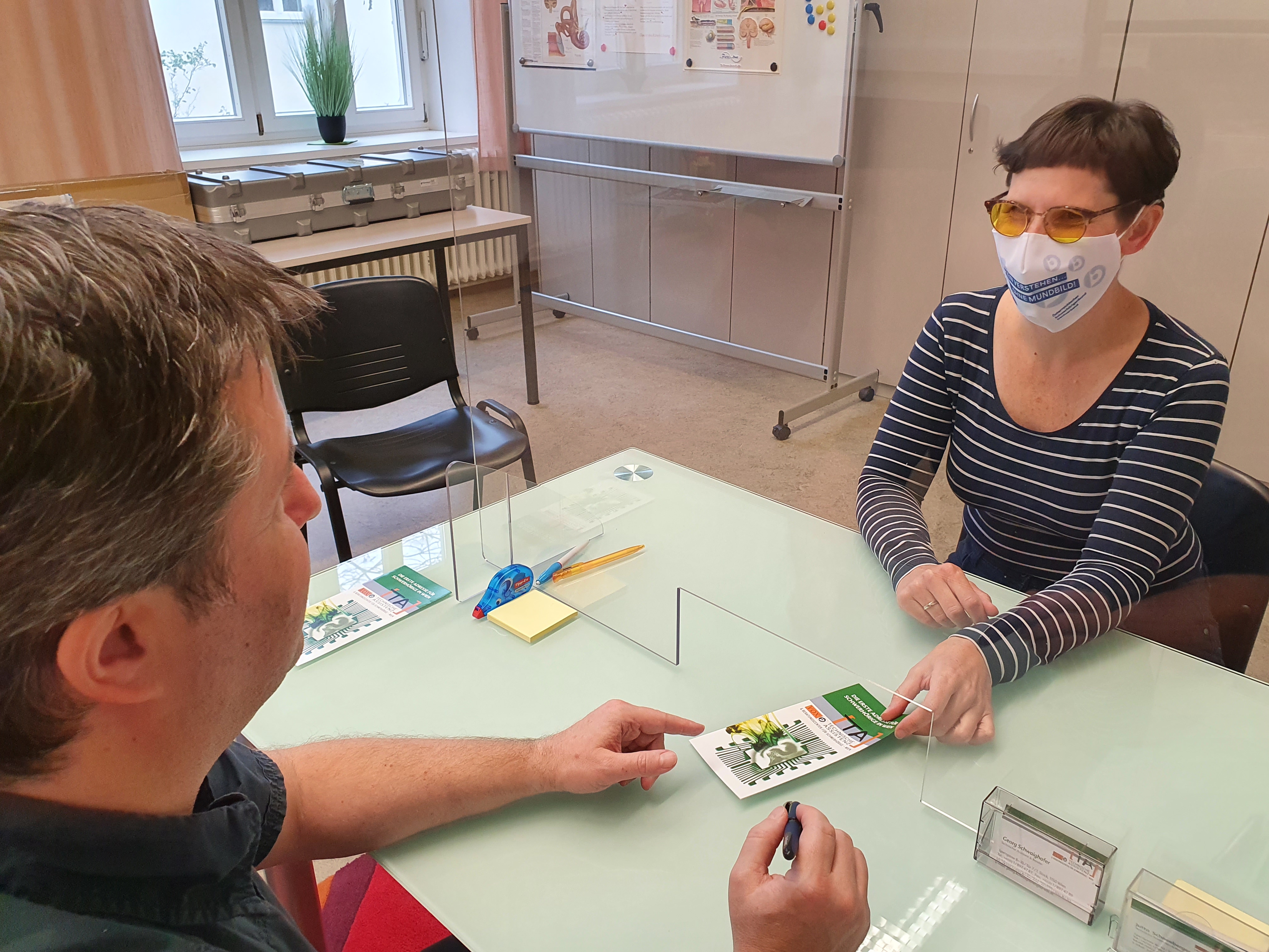 Gesprächssituation-schwerhörig-Covid-19-Schutz
